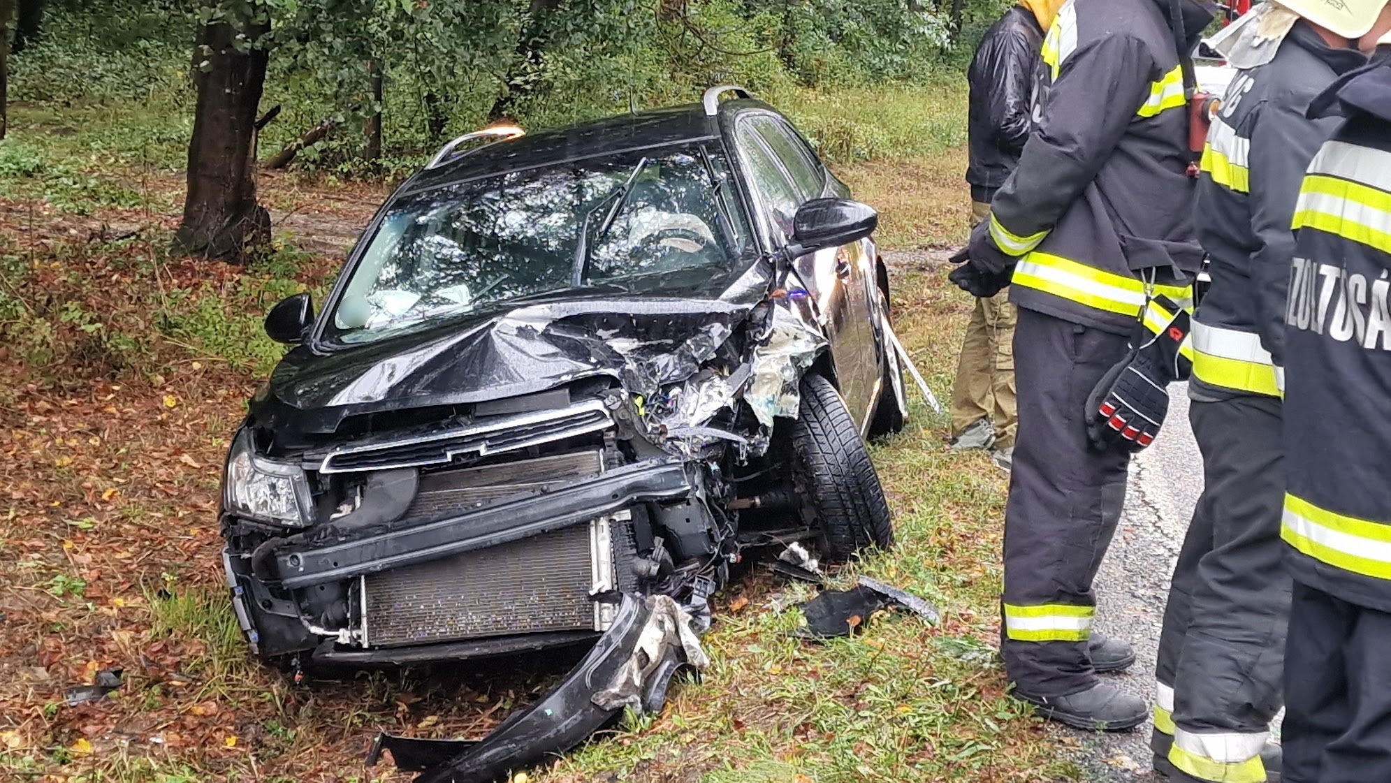 Egy nap alatt három jármű sodródott ki a hírhedt jáki kanyarban - Mercedes csúszott Chevrolet elé