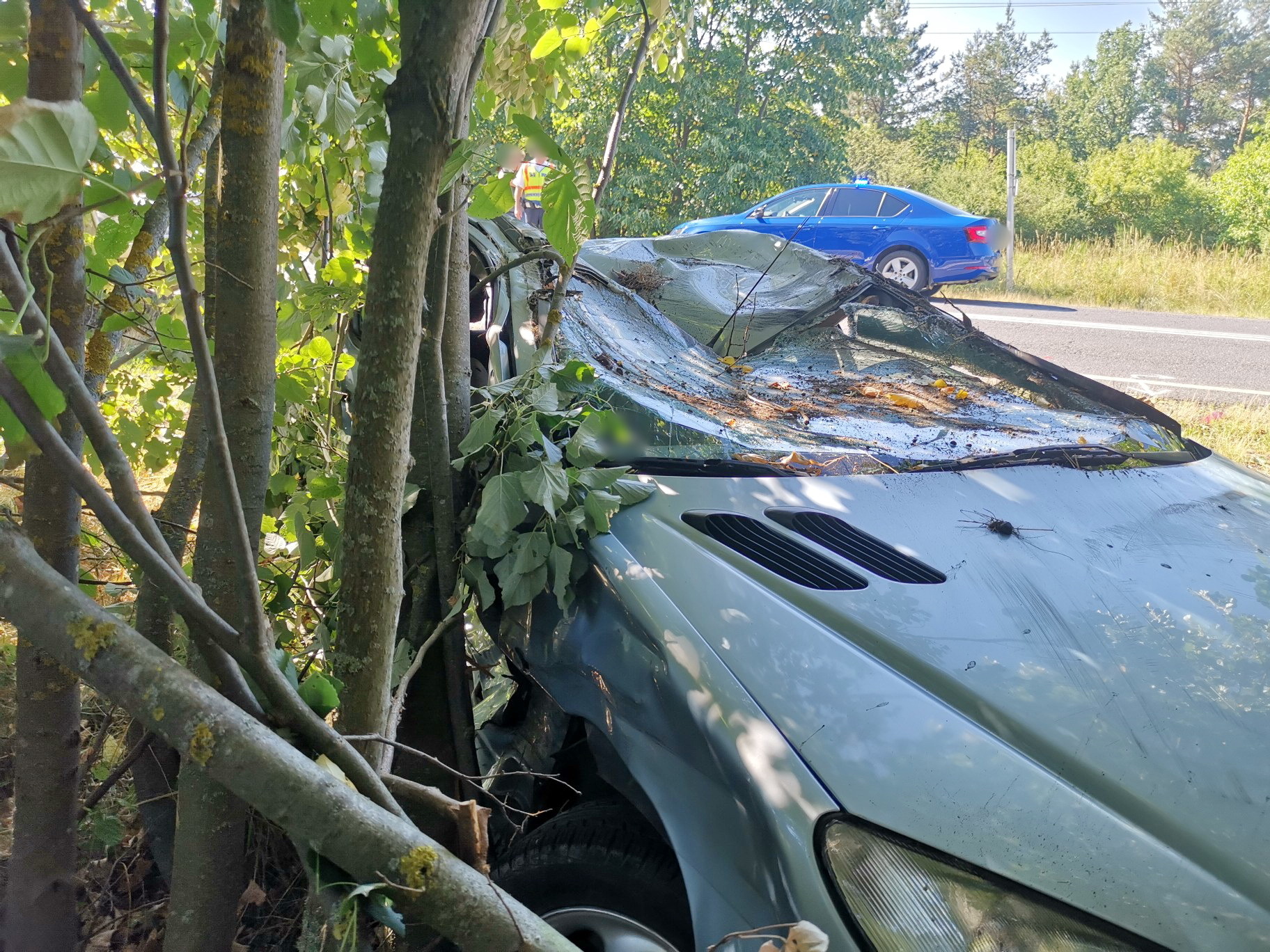 Száz métert sodródott többször átfordulva egy Peugeot a 86-oson - VW kisbusz hajtott az oldalába