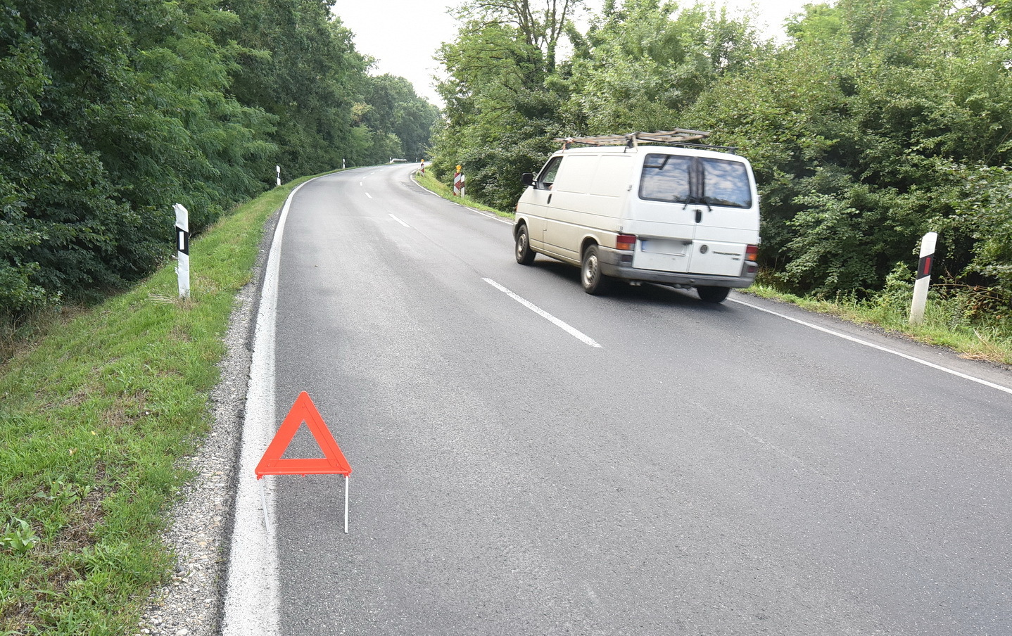 Fontos az elakadásjelző háromszög, de egyre kevesebben használják