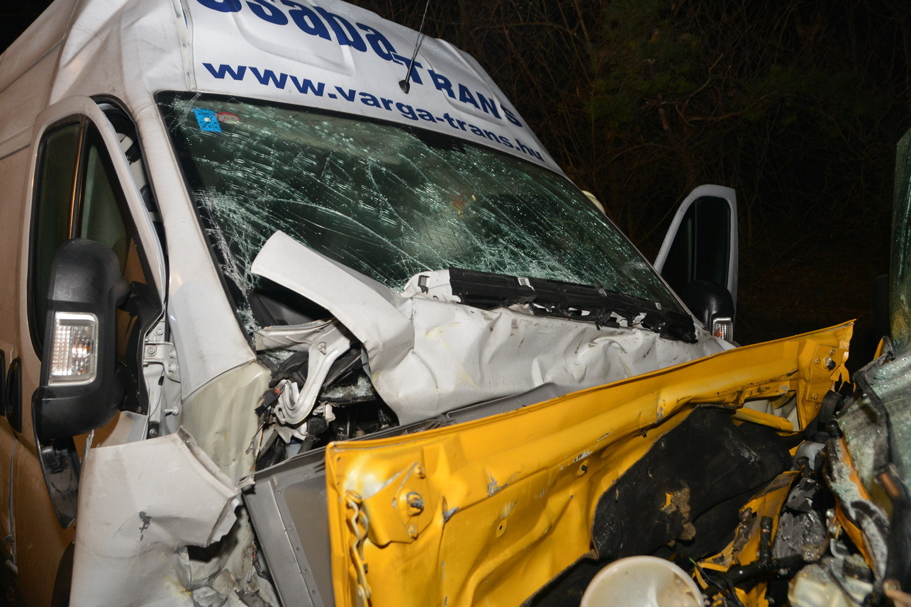 Frontálisan ütközött két kisteherautó a 84-es főúton Kissomlyónál