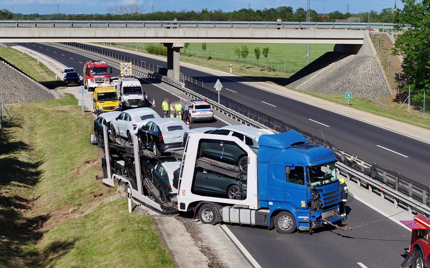 Kamionbaleset az M86-os autóúton - Előzésben lévő Scania autószállító ütközött Volvo kamionnak, majd szalagkorlátnak Szombathely közelében