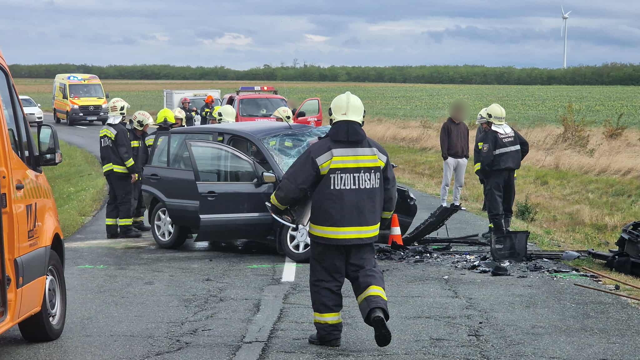 Életveszélyesen megsérült az okozó kanyarban sodródott VW elé egy Ford Ostffyasszonyfánál