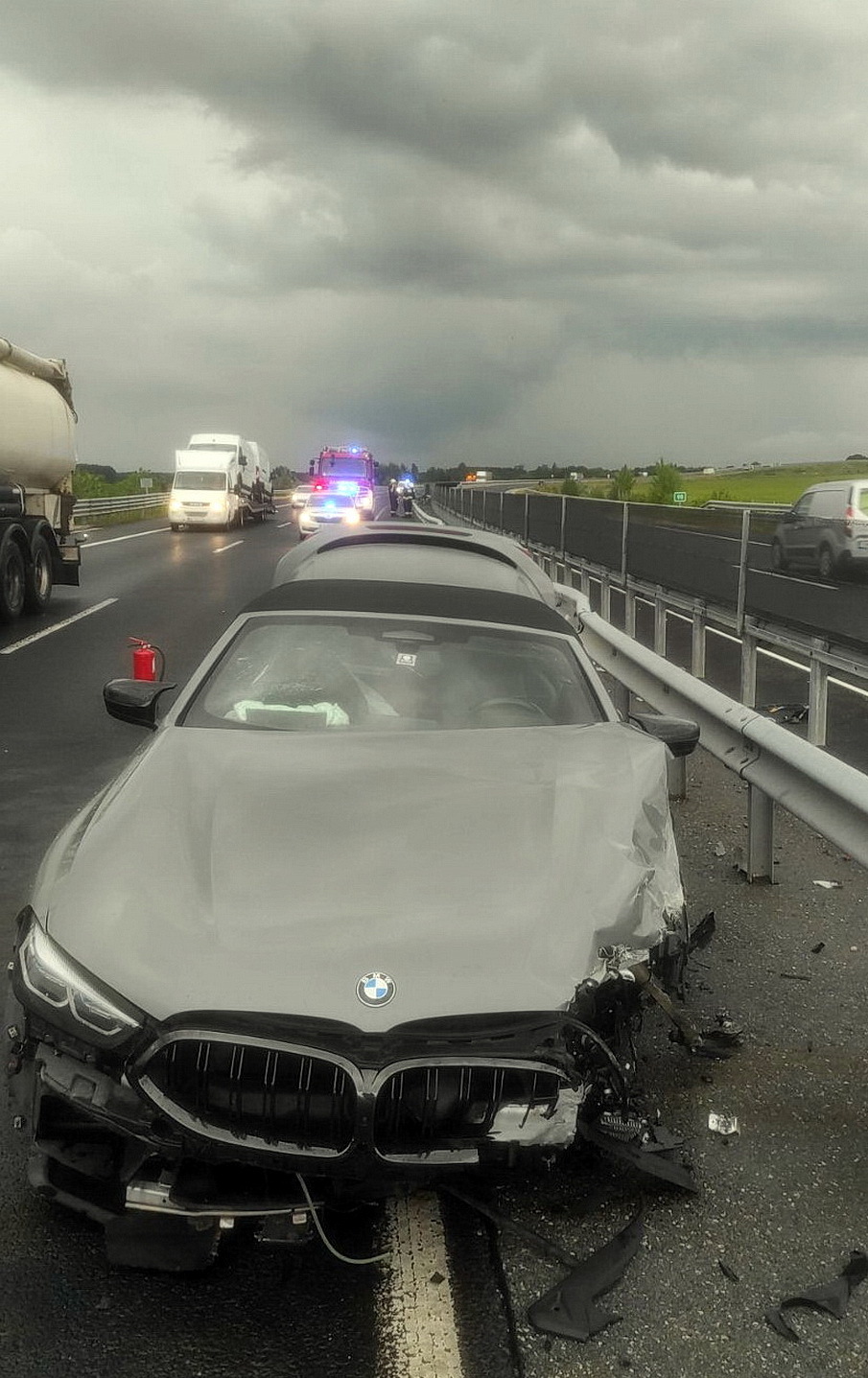 Szalagkorlátnak hajtott egy BMW Szeleste közelében, az M86-os autóúton Fotó:  Iszak Gábor tű. hadnagy Sárvár HTP