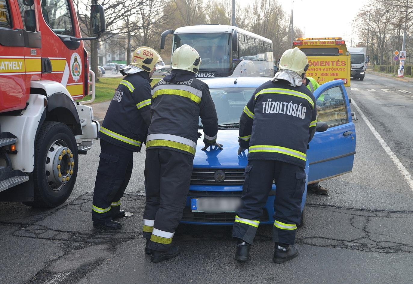 Credo busz ütközött gyalogátkelőhelynél megálló Fiat hátuljának Szombathelyen