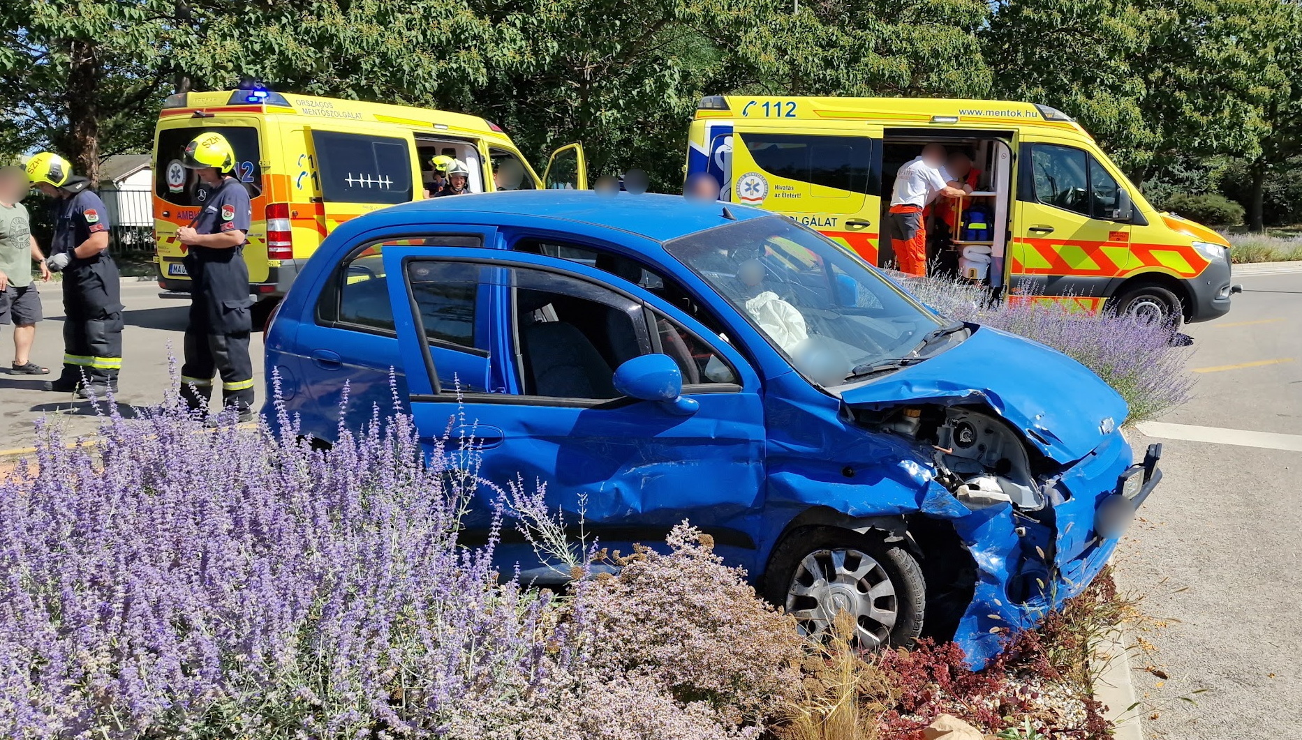 Hárman megsérültek - Ford elé kanyarodott, majd virágágyásba sodródott egy Chevrolet Szombathelyen