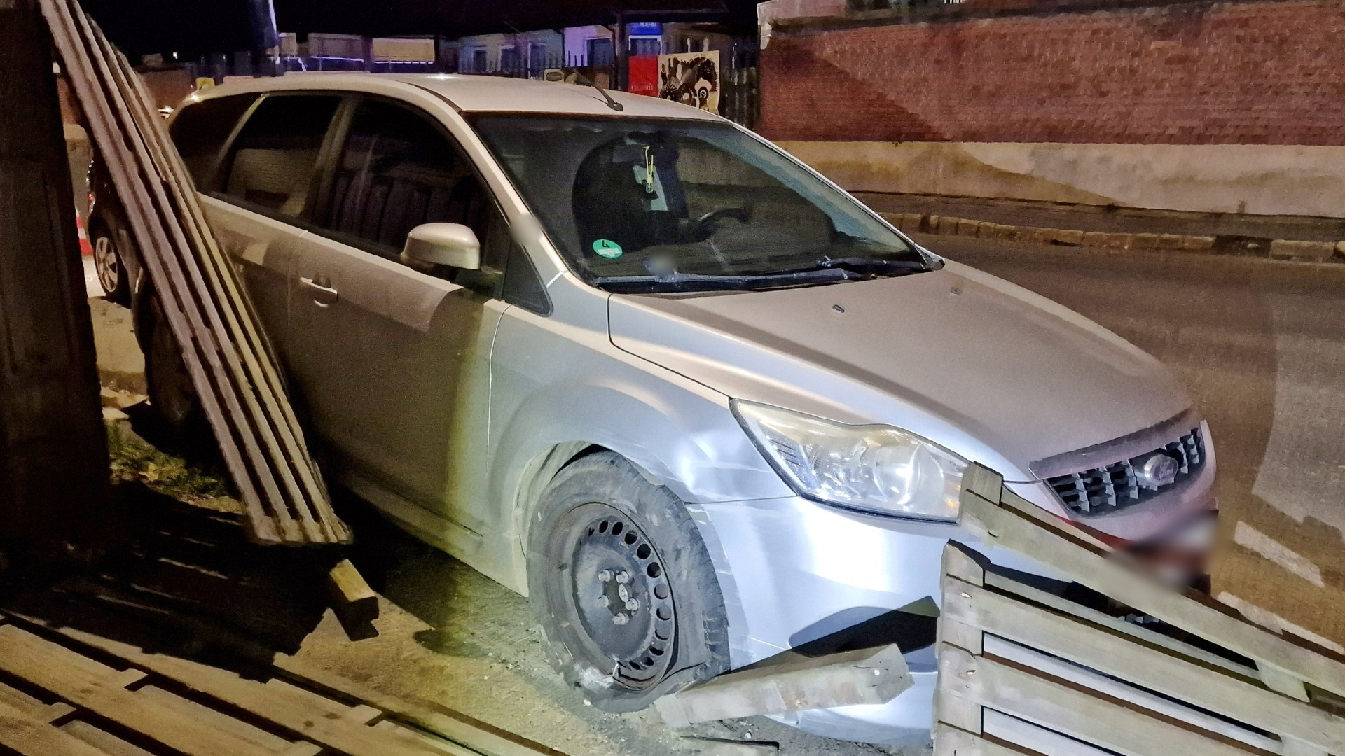 Parkoló Fordot lökött latyakfogónak egy VW Kőszegen