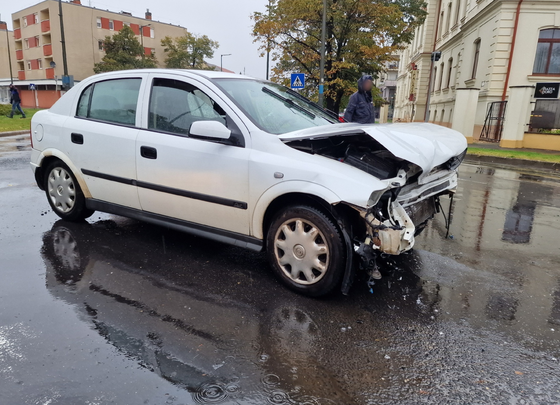 Opel hajtott egy érkező BMW elé Szombathelyen, a Honvéd téren
