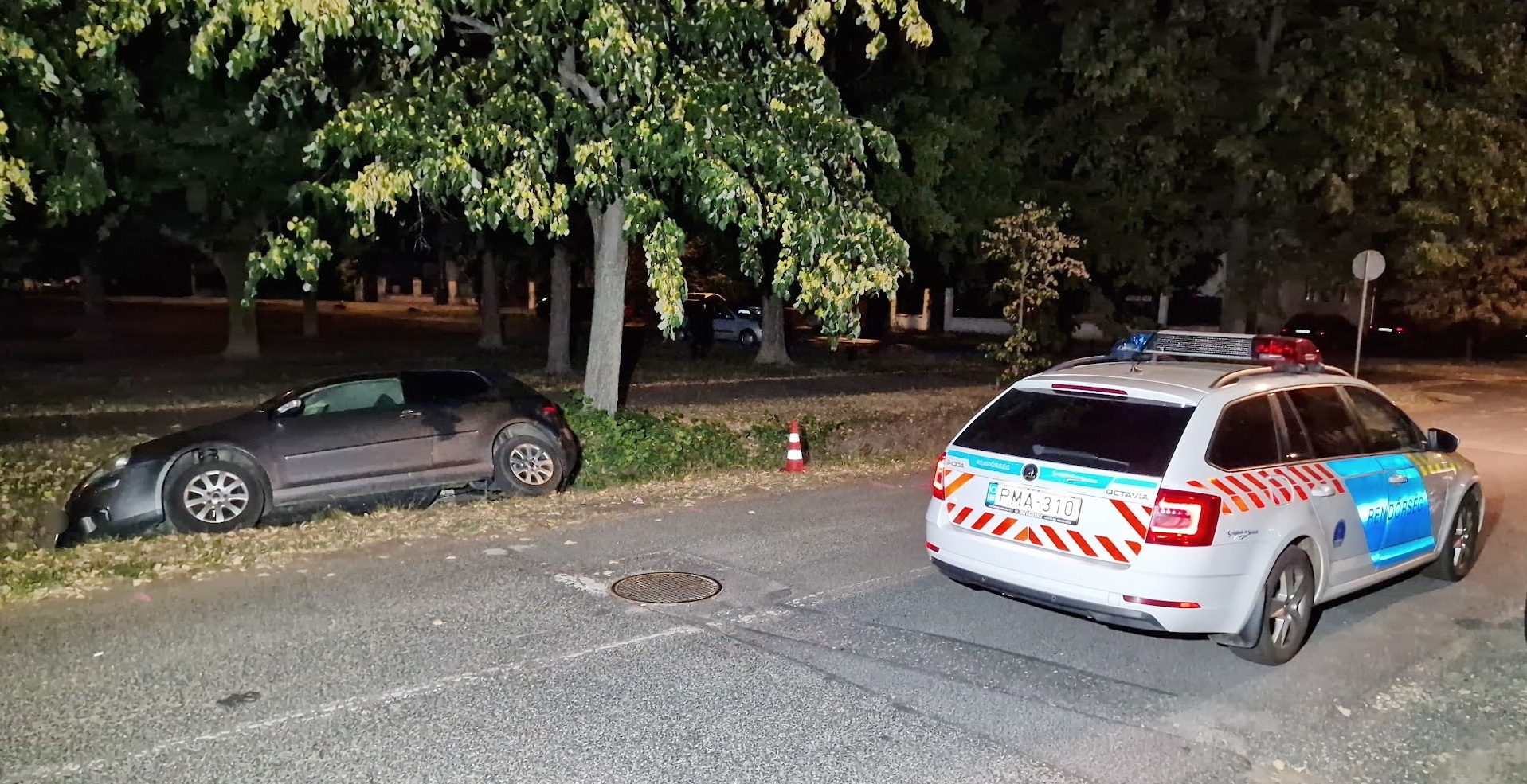 Árokba hajtott egy VW Szombathelyen - rendőrautó kísérte a mentőt a kórházba