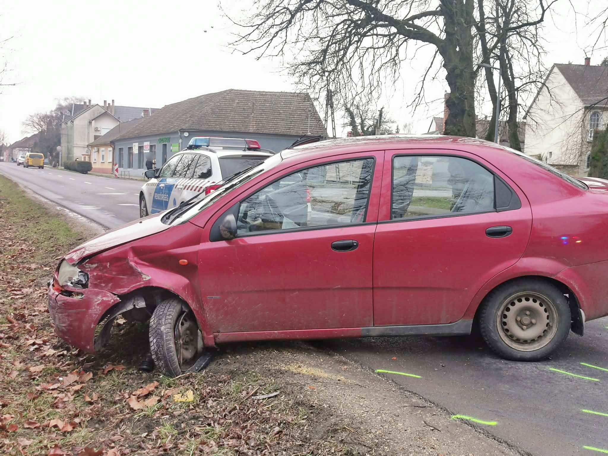 Daewoo lökött árokba Seatot Jánosházán - négyen megsérültek