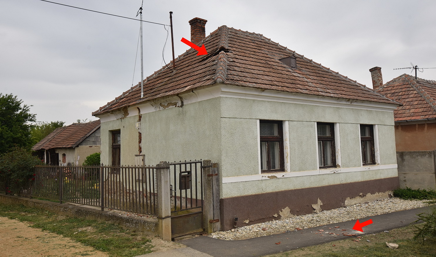 Telefonkábellel rántott oszlopot háztetőre teherautó Zsédenyben