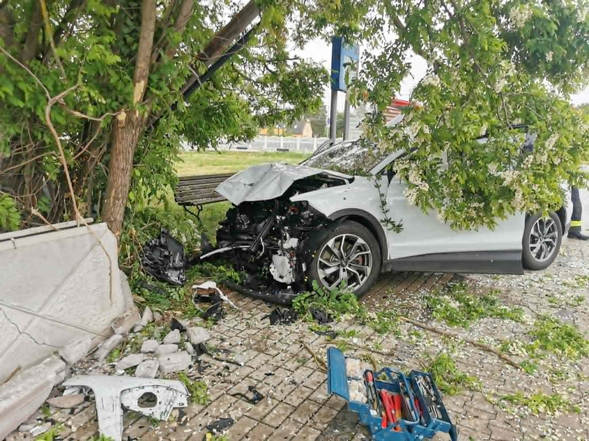 Nagy rombolást végzett egy Audi - a gázra lépett a fék helyett a sofőr