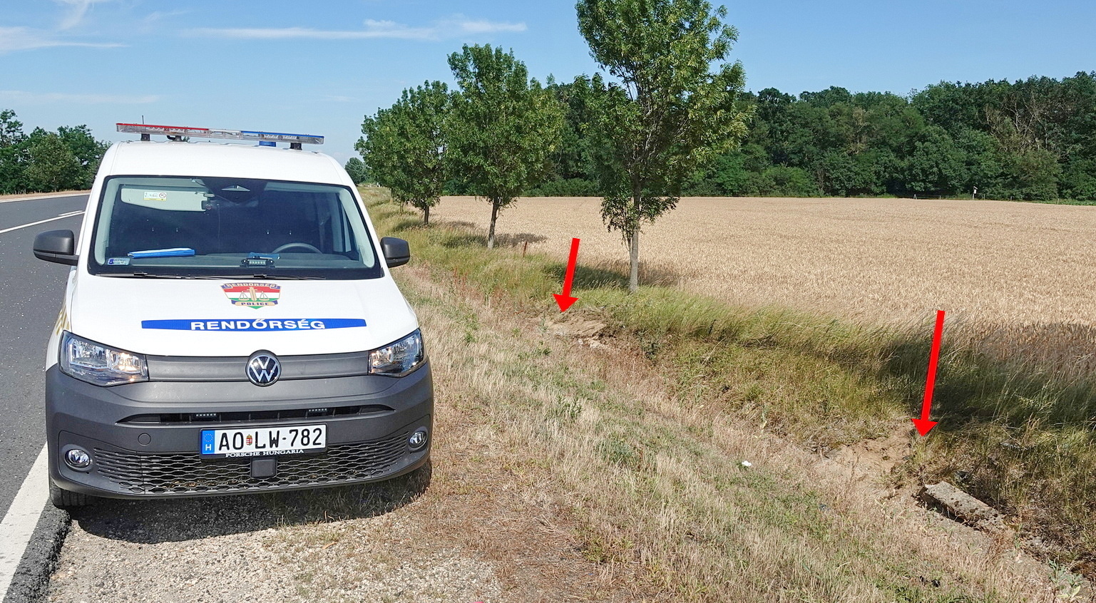 Őz szaladt a VW elé, többször is a levegőbe pattant az autó az árokból a 88-as főúton, Sárvár közelében