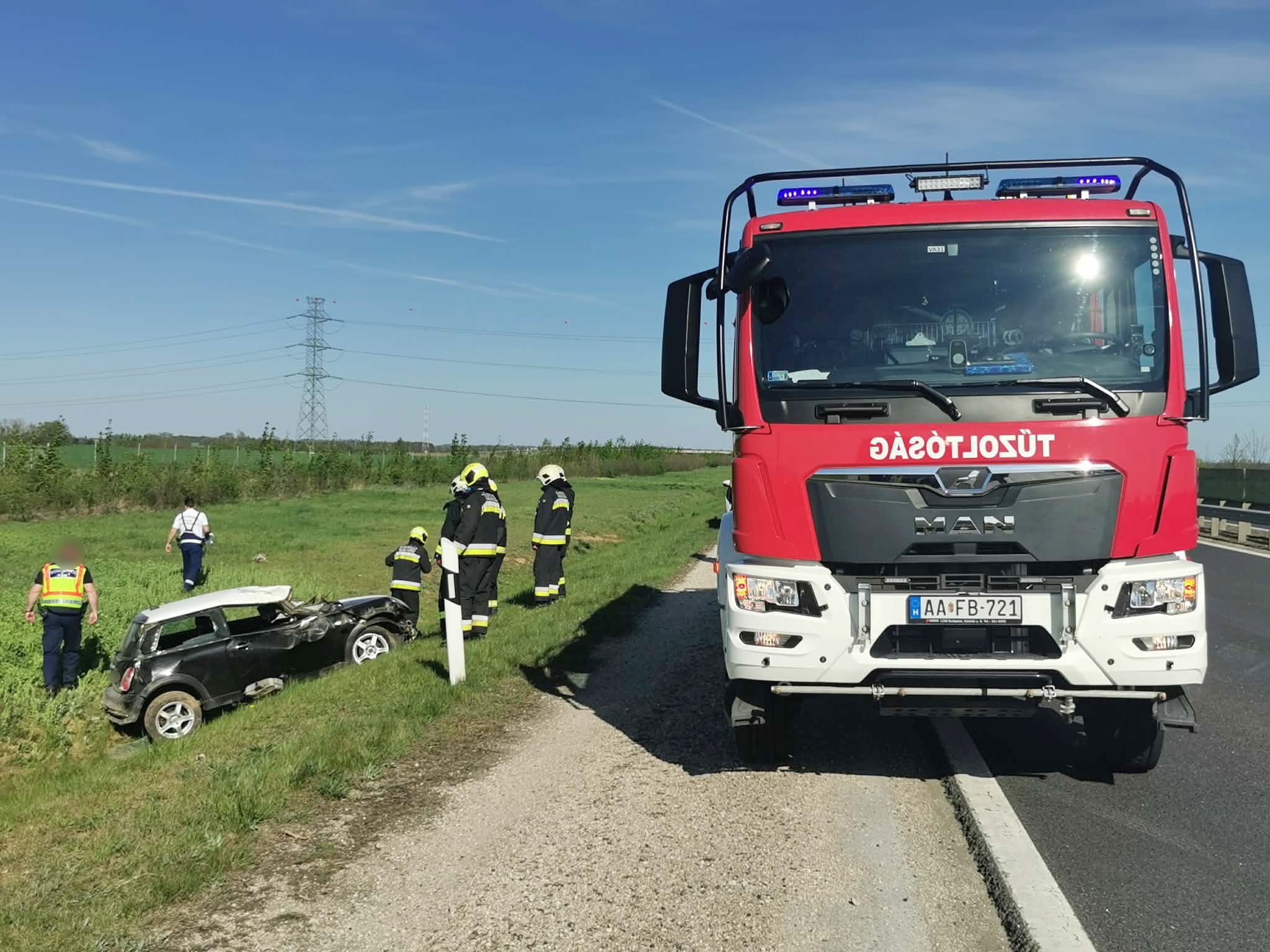 Árokba csapódott egy Mini az M86-os autóúton Vépnél - ketten megsérültek