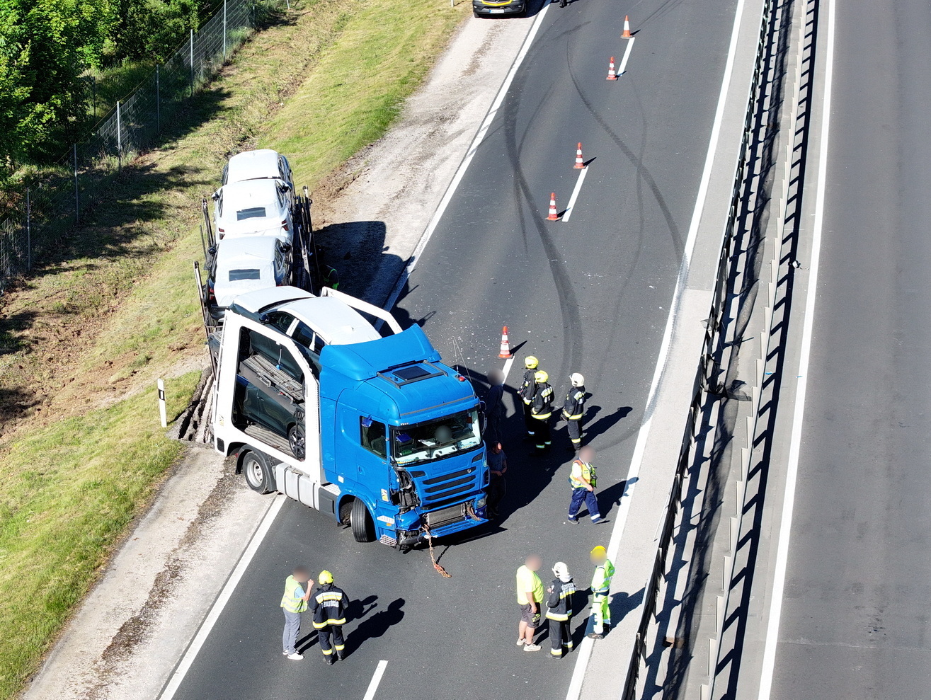 Kamionbaleset az M86-os autóúton - Előzésben lévő Scania autószállító ütközött Volvo kamionnak, majd szalagkorlátnak Szombathely közelében