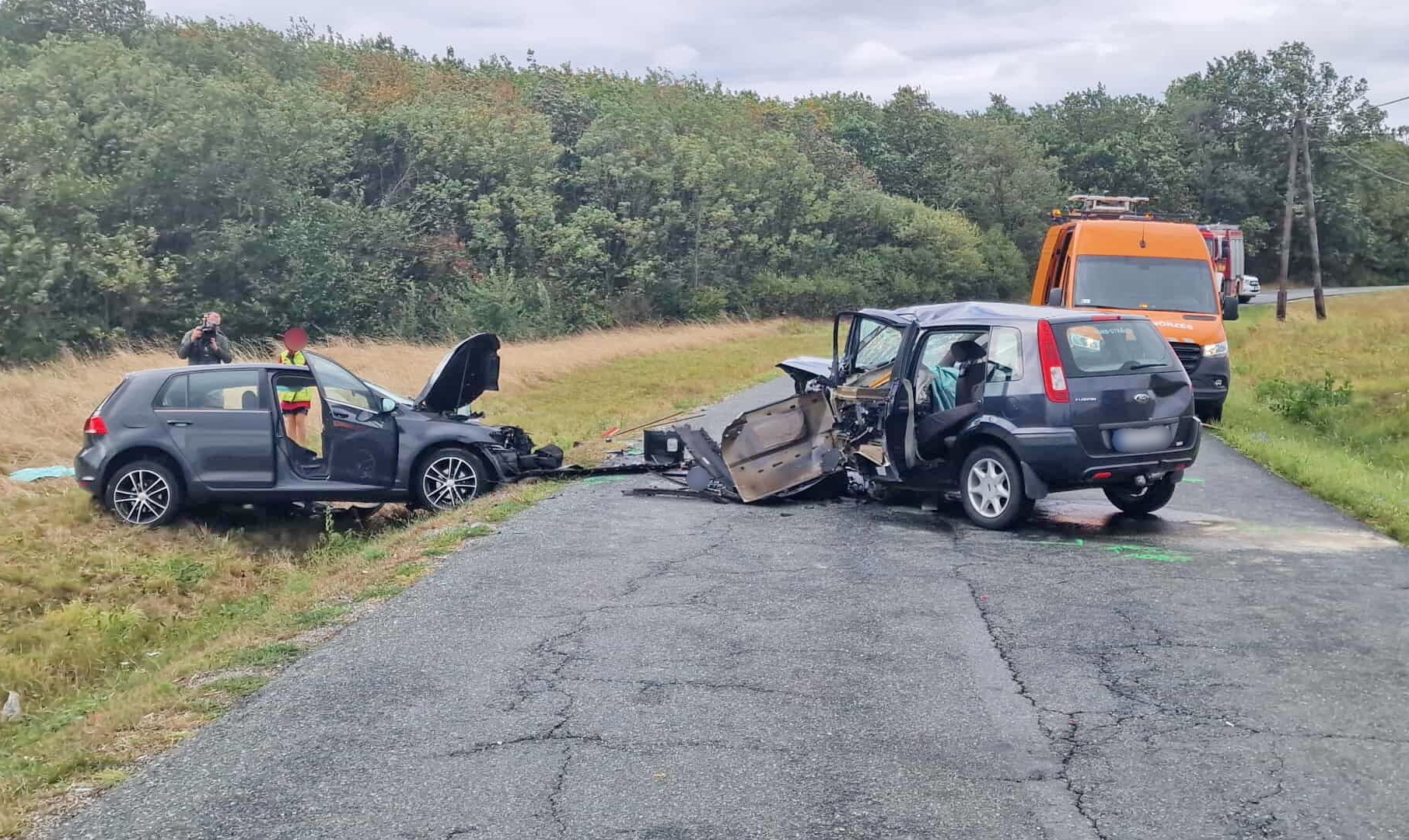 Életveszélyesen megsérült az okozó kanyarban sodródott VW elé egy Ford Ostffyasszonyfánál