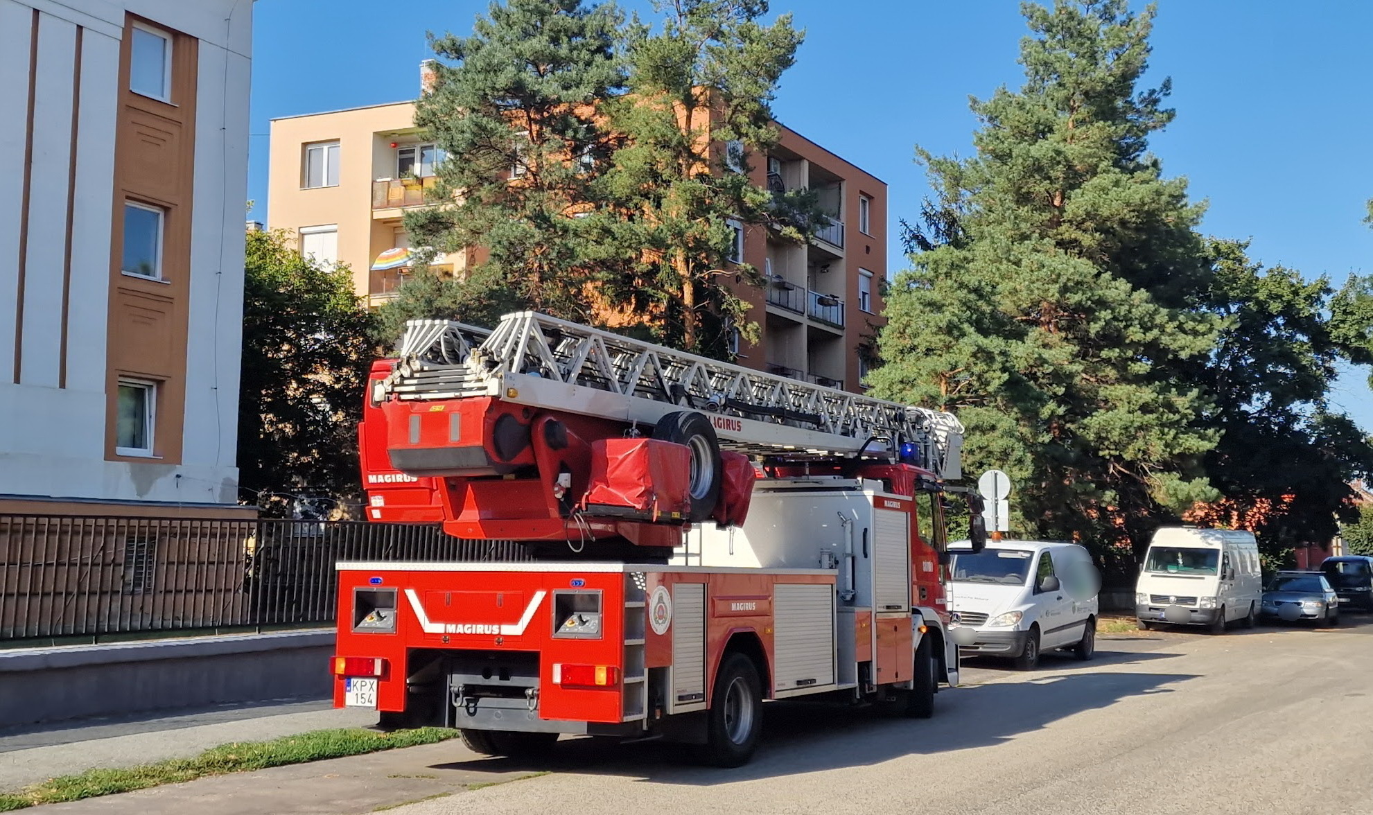 Füst gomolygott ki a konyhaablakból és a lépcsőházba - a tűzoltók már nem találták meg az okát