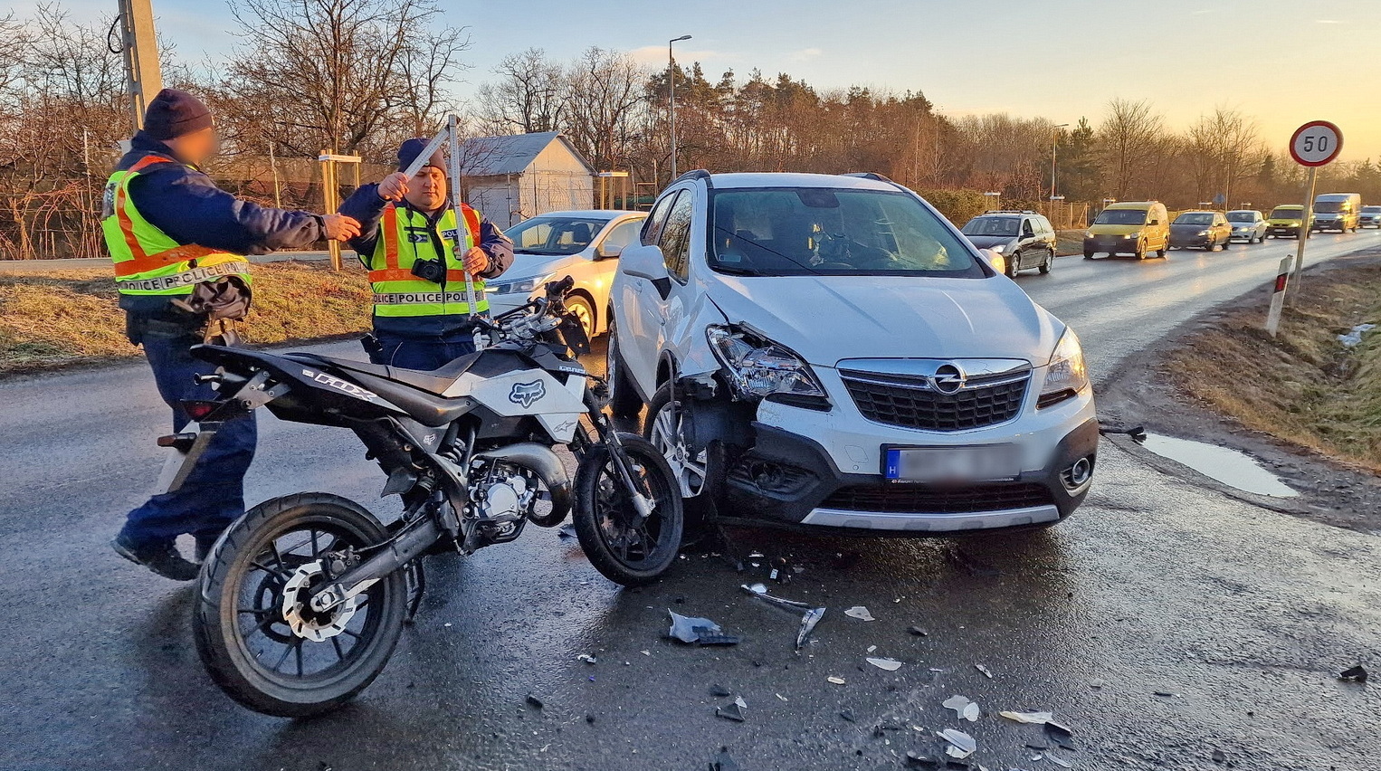 Motor elé kanyarodott egy Opel Szombathely határában