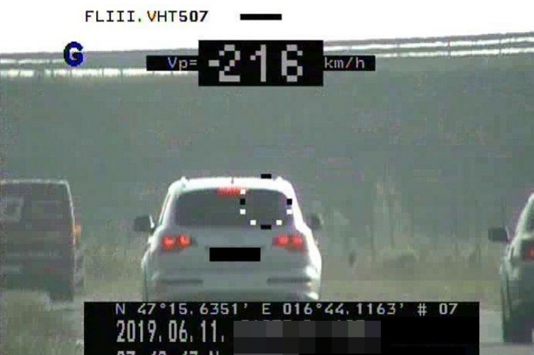 216 km/órával mérték be a gyorshajtót az M86-os autóúton