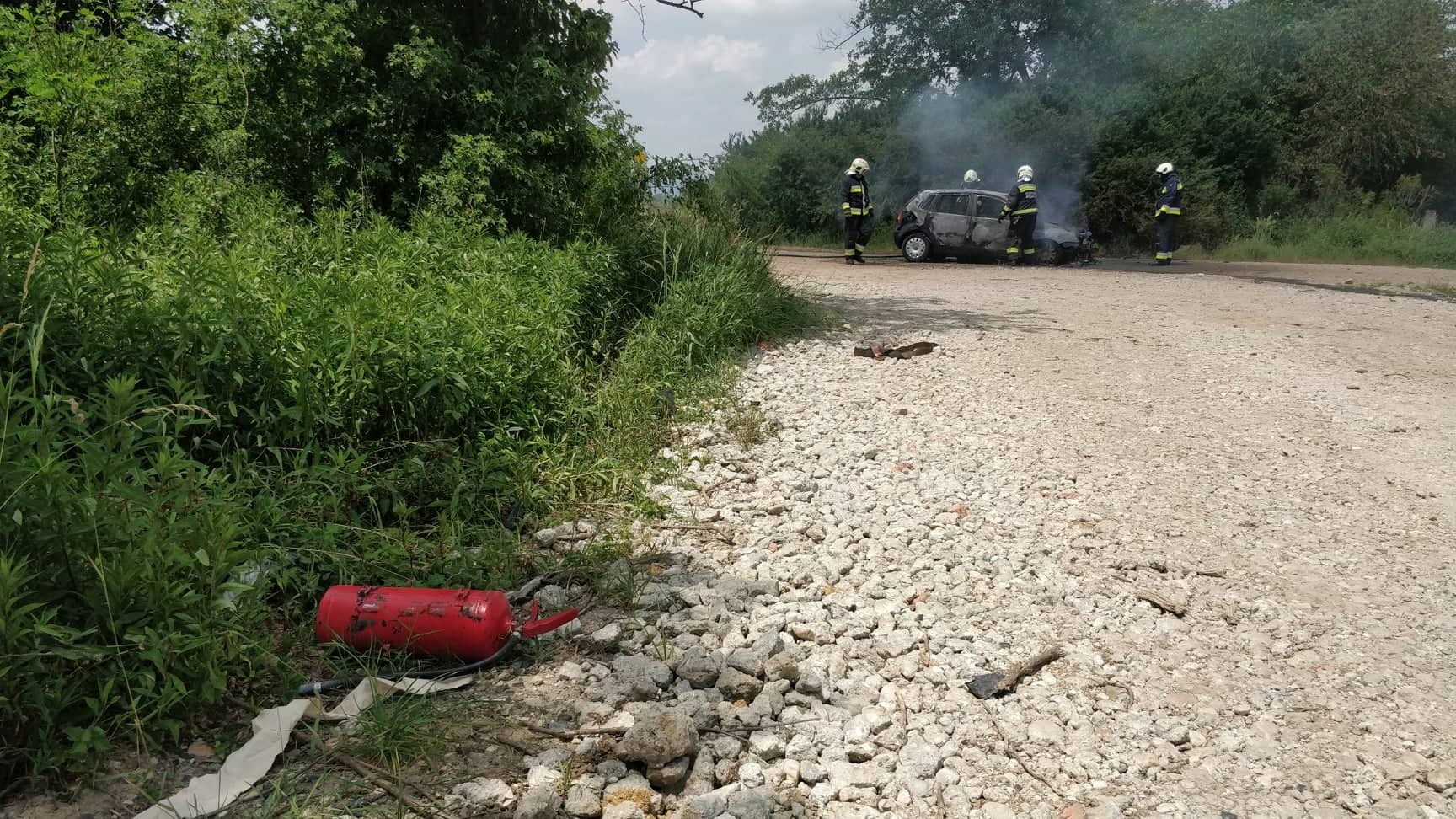 Kiégett egy VW a 87-es főúton, Gencsapáti közelében