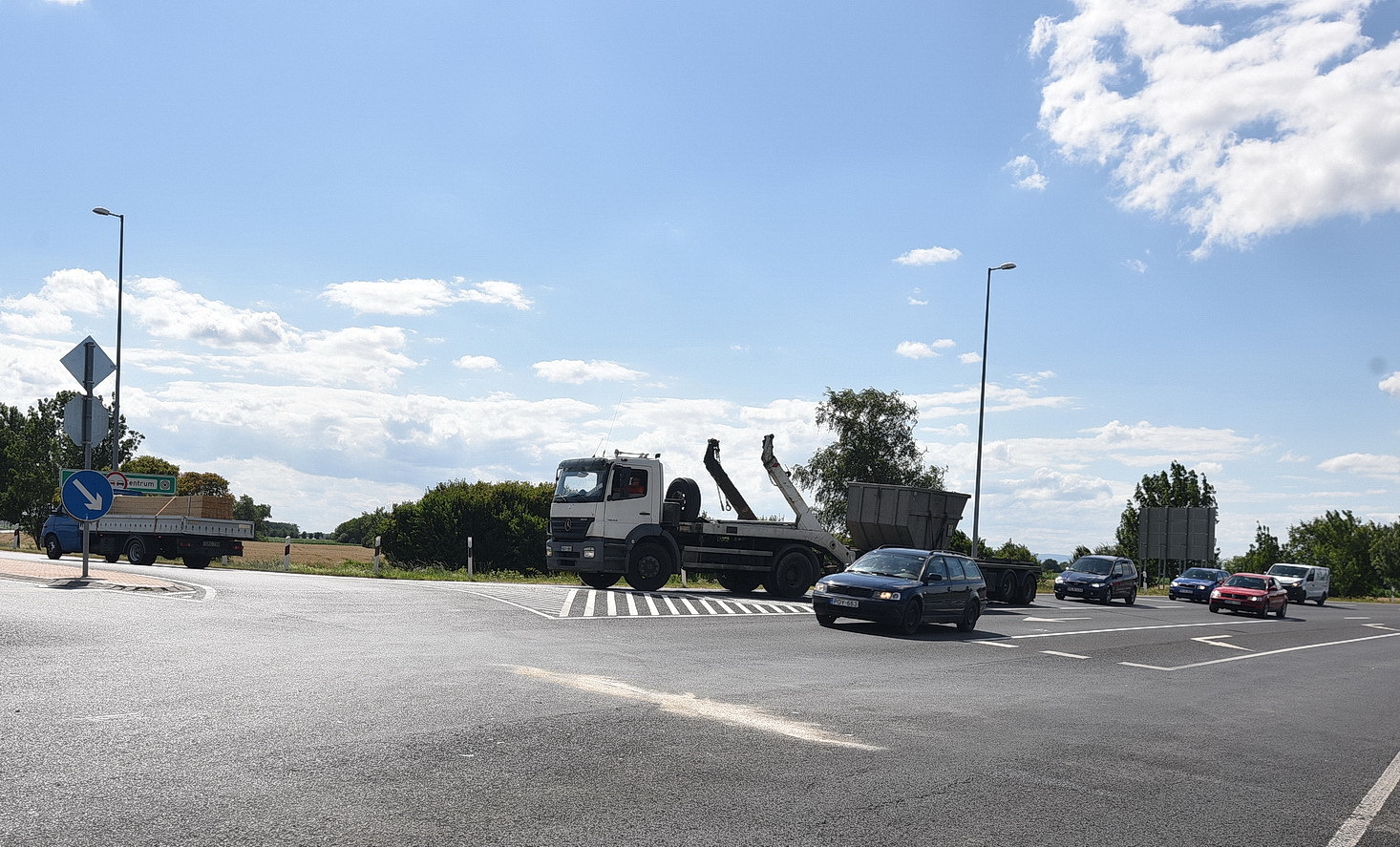 A lekanyarodó járművek holtterében akár több védett úton közlekedő jármű is lehet