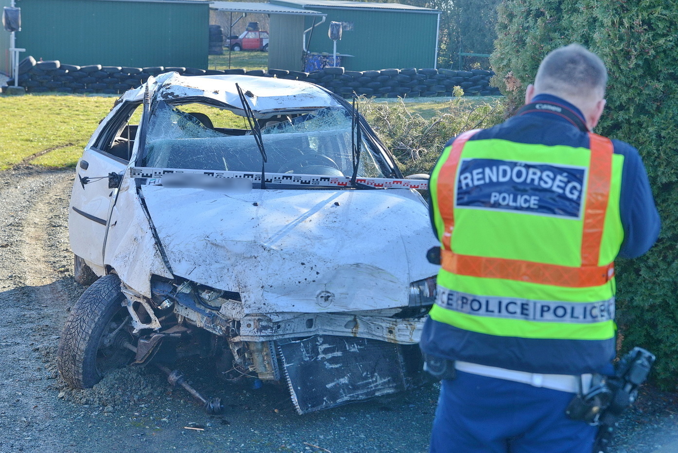 Hosszan lebontotta a kerítést egy Fiat Szombathely határában - kórházba szállították a fiatal sofőrt