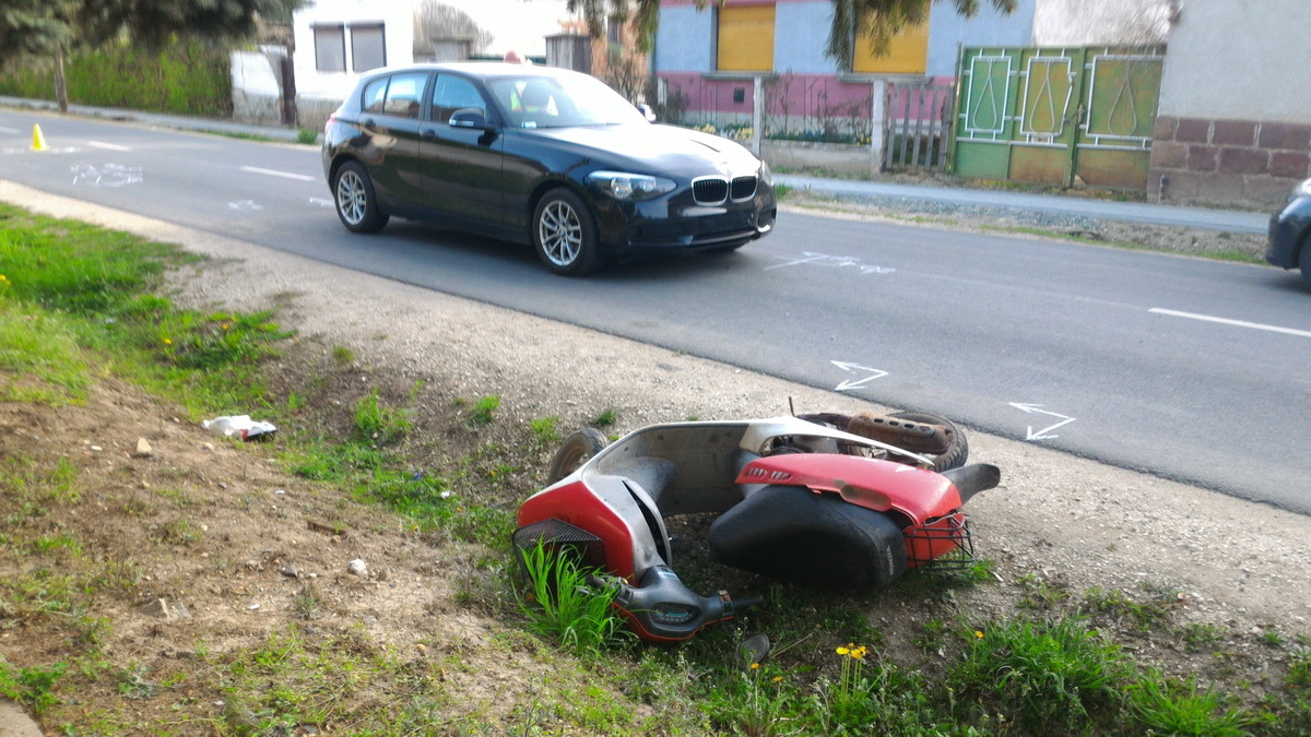 Segédmotorost gázolt egy autó Gencsapátiban 4.