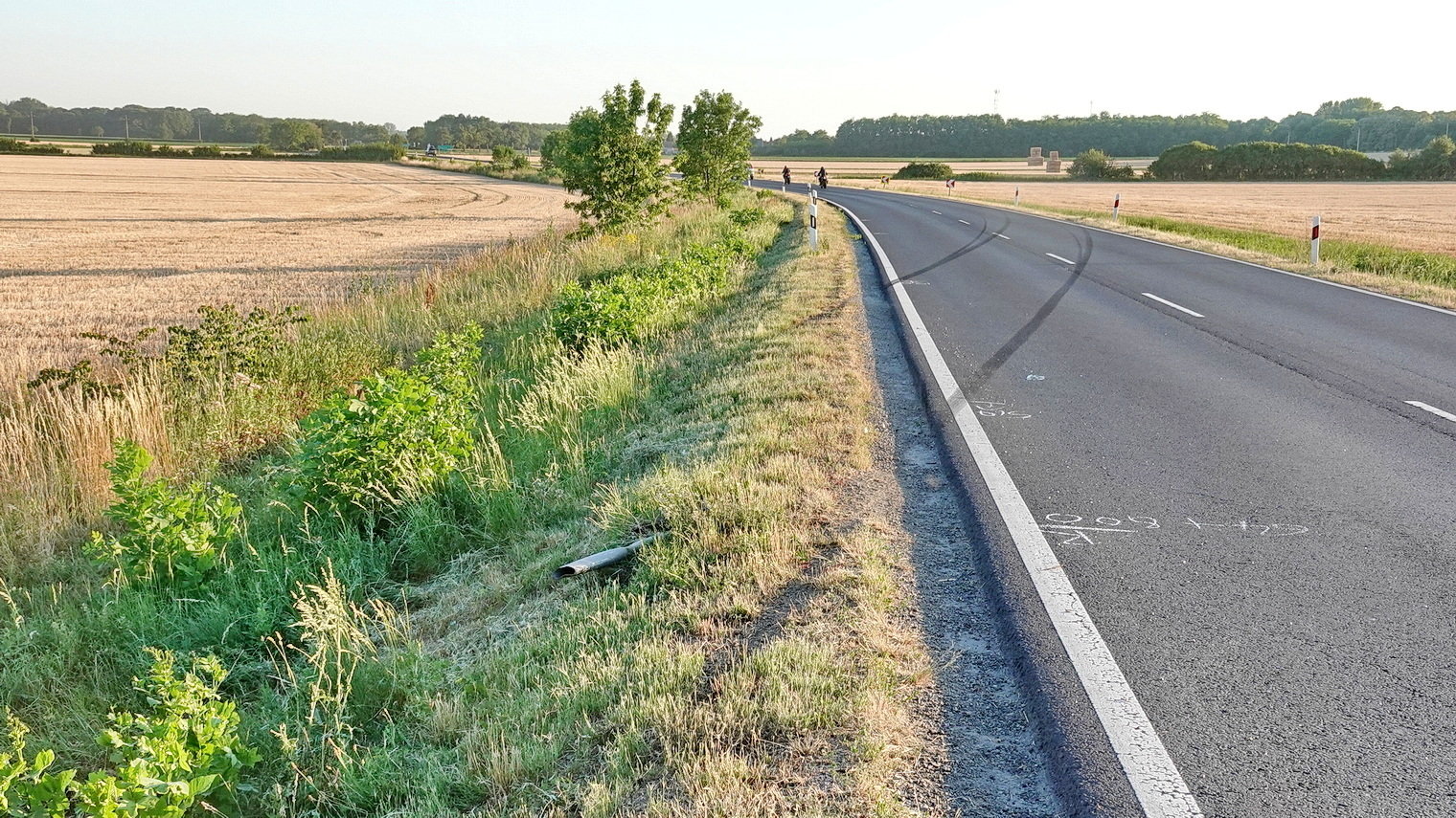 Kimászott a totálkáros Fordból és elsétált a sofőr a 86-os főúton, Egyházasrádócnál