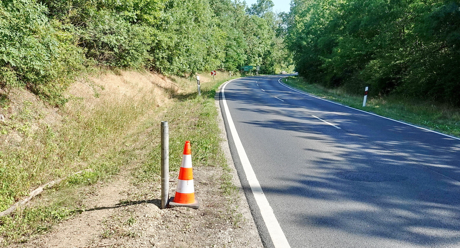Elaludt a sofőr, oszlopnak hajtott egy Mercedes a 84-es főúton, Sajtoskál közelében
