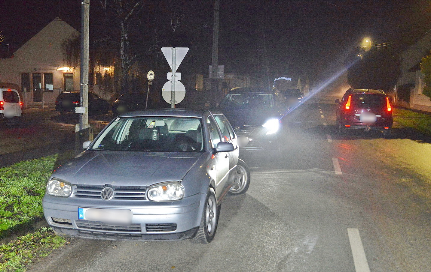 Ford ütközött érintőlegesen parkoló Volkswagennel Ikerváron, a József Attila utcában
