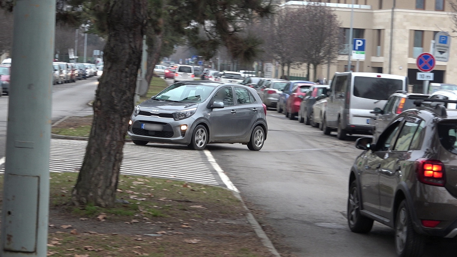 A középkorú sofőr több szabályt is megszegett a kórház előtt