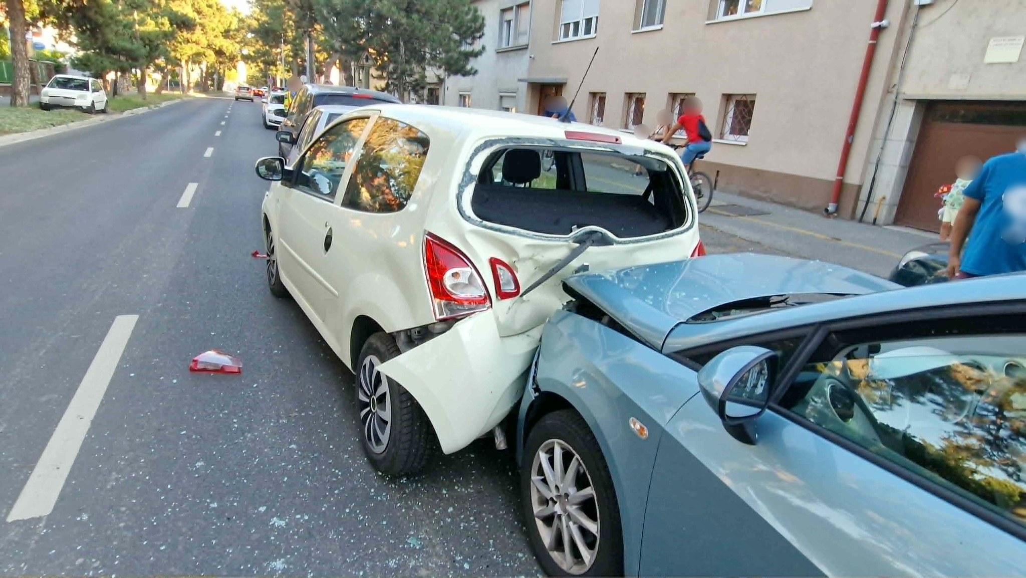 Egybe tolta a sort egy Seat Szombathelyen - négy autó ütközött