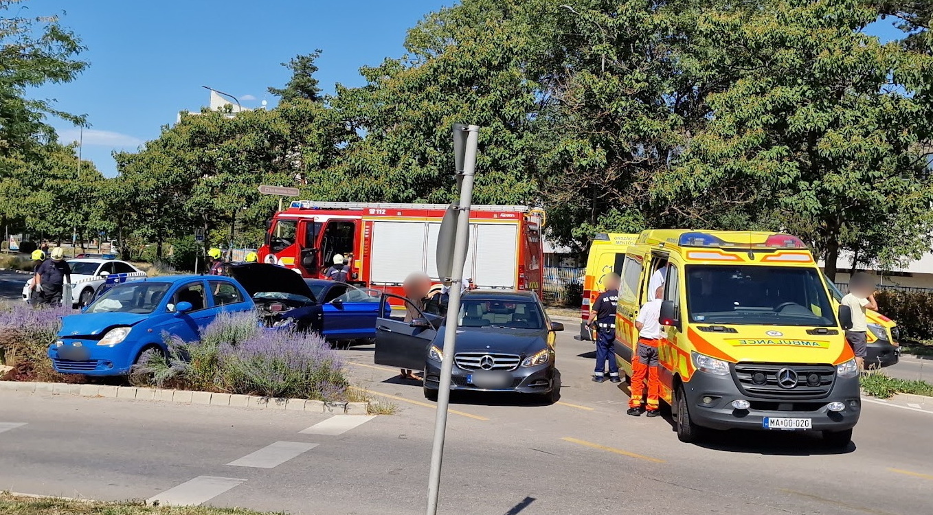 Hárman megsérültek - Ford elé kanyarodott, majd virágágyásba sodródott egy Chevrolet Szombathelyen
