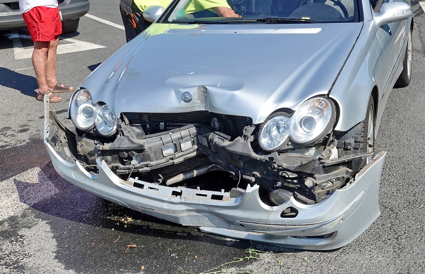 Elaludt a sofőr, oszlopnak hajtott egy Mercedes a 84-es főúton, Sajtoskál közelében