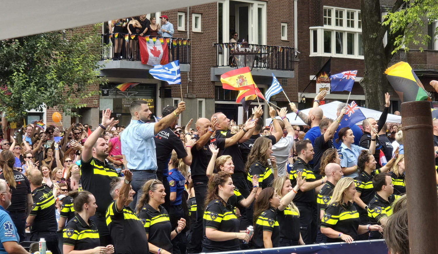 Holland rendőrök egyenruhás felvonulása az Amszterdam Pride-on Fotó: Tánczos Tamara