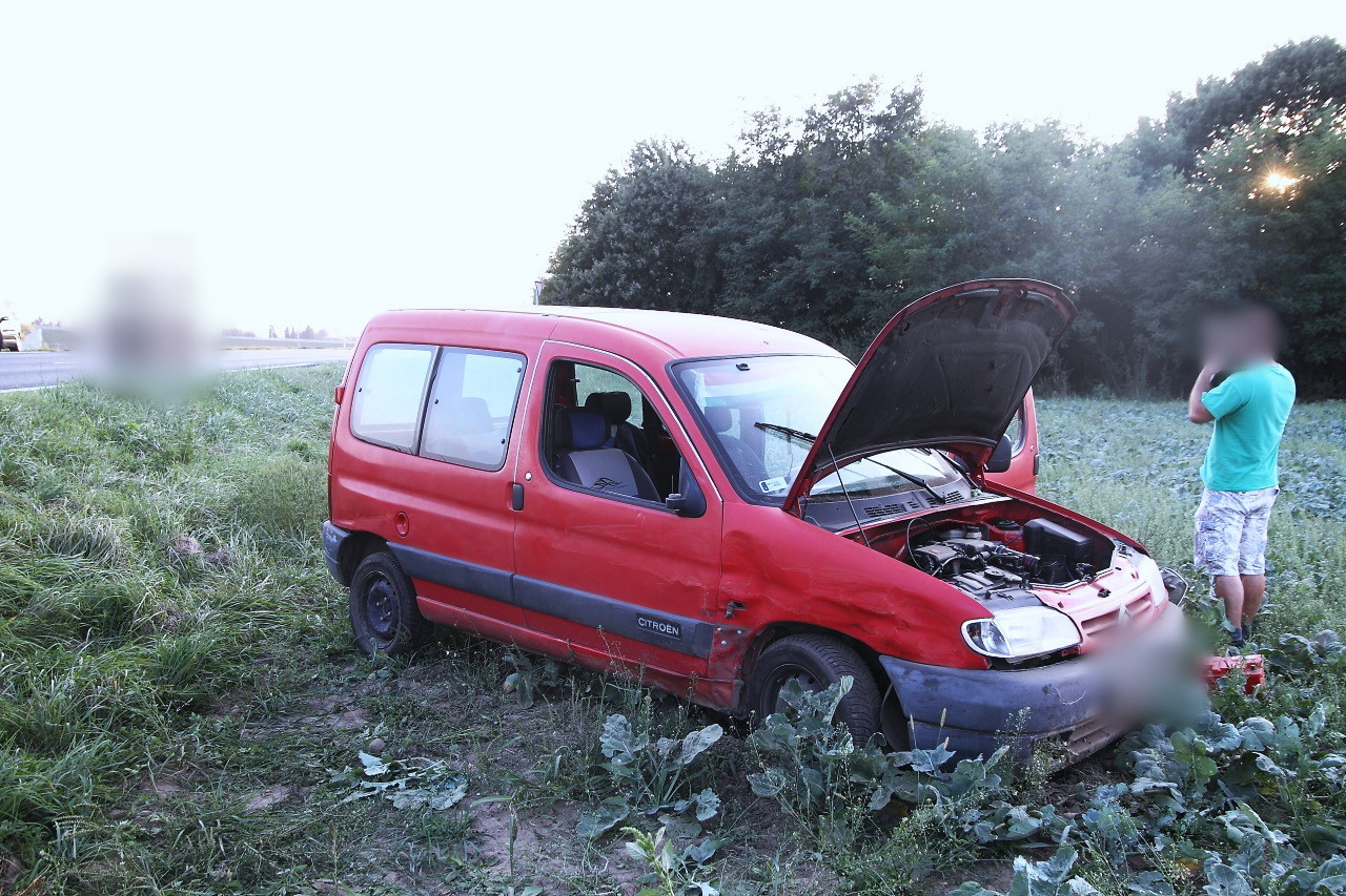 Volkswagen és Citroen ütközött a 86-oson Hegyfalunál 1.