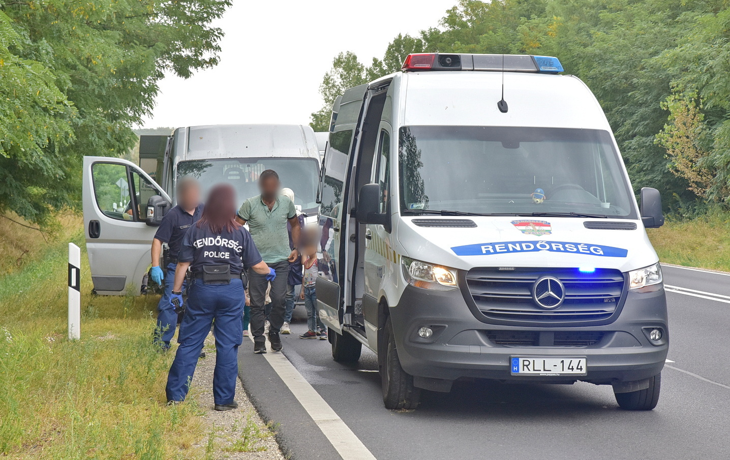 Embercsempész autójából kiszálló menekülteket szállítanak el a rendőrök - Foitó: Tánczos Mihály / 112Press