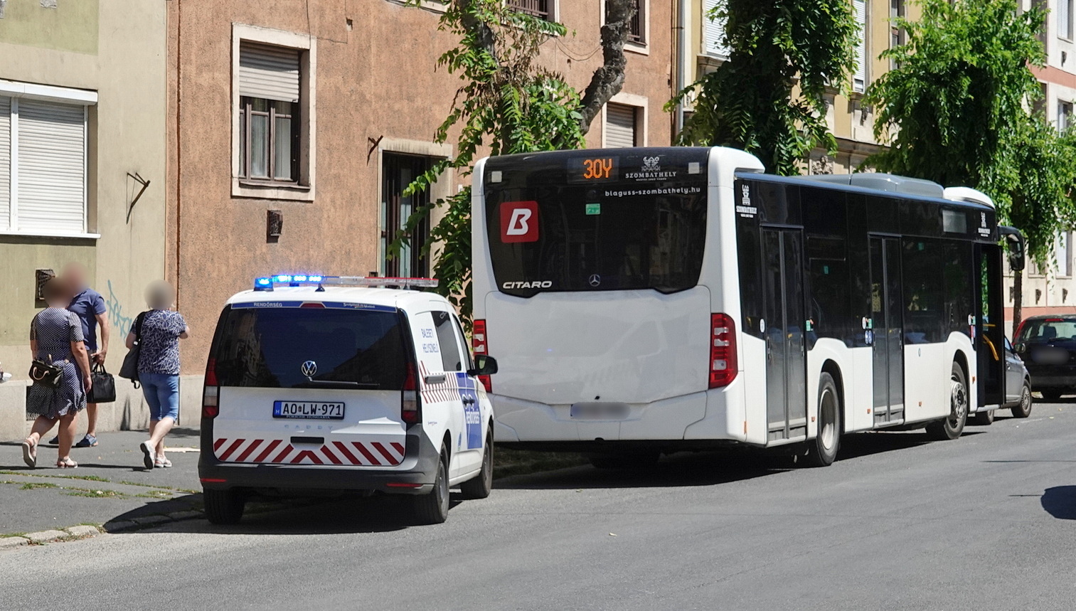 Elesett és megsérült a busz utasa - Mercedes elé hajtott egy Renault Szombathelyen