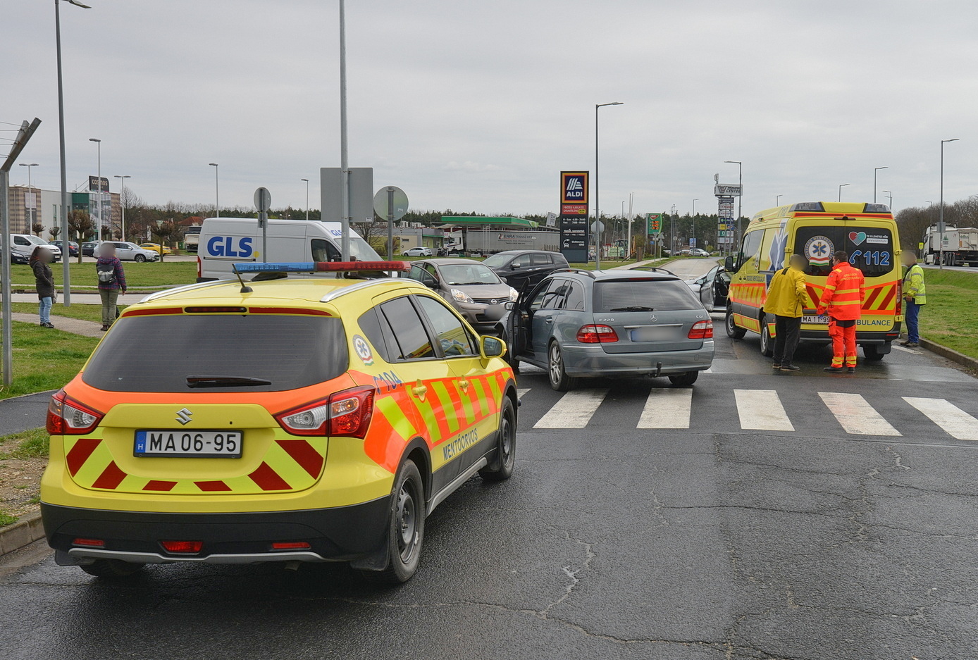 Egy Ford oldalába hajtott egy megcsúszó Mercedes a Metro áruház közelében, Szombathelyen