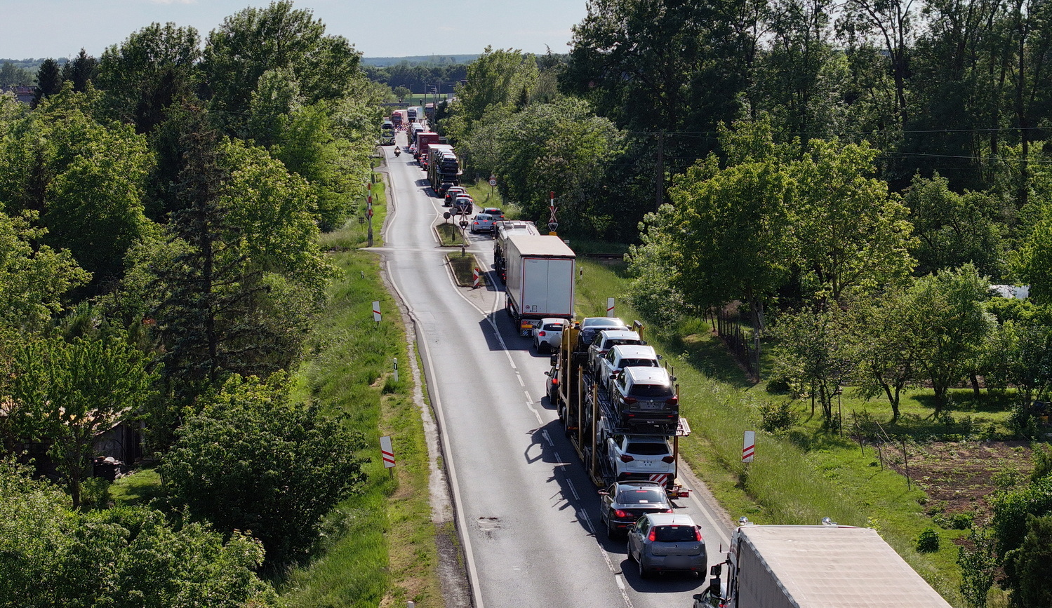 Ford hajtott érkező kamion elé a 86-os főúton, Szombathely határában - centimétereken múlt a baleset