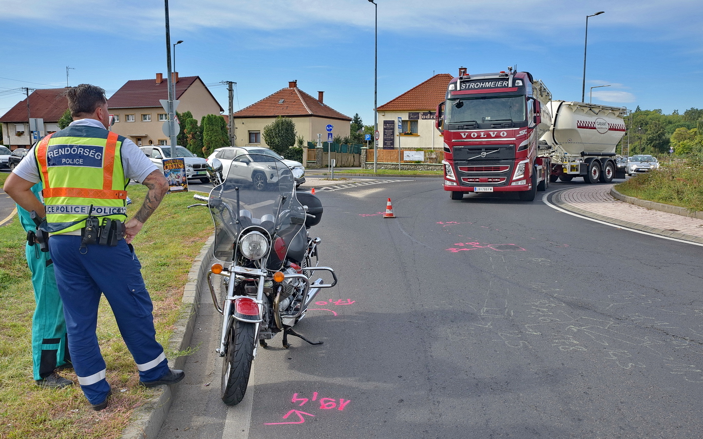 Az aszfalton még látszanak a korábbi motorosbalesetnél rögzített nyomok
