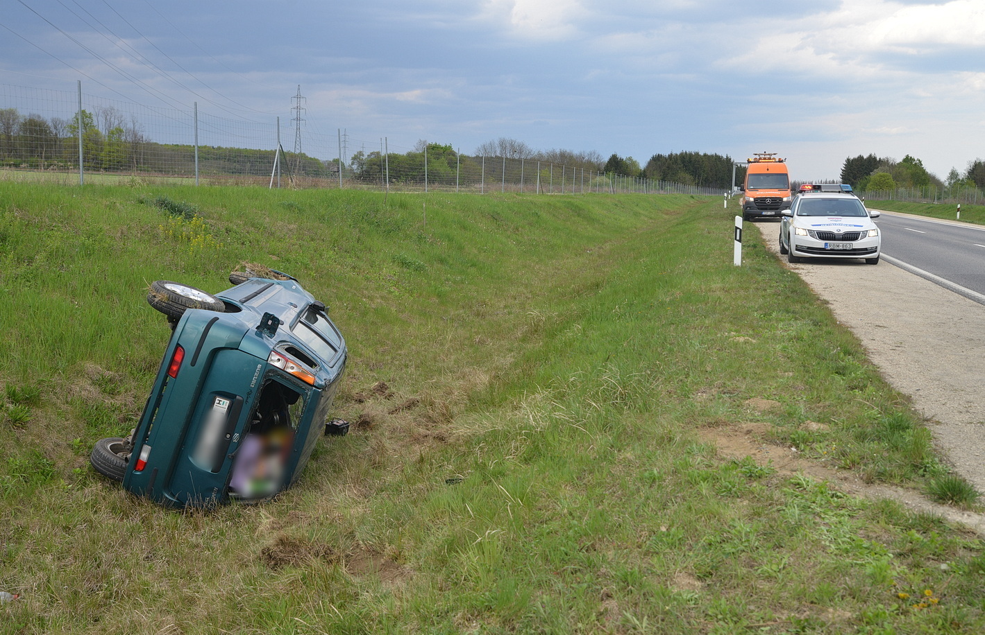 Szabálytalanul előző autó elől tért ki és felborult egy Suzuki az M80-as autóúton, Csákánydoroszló közelében