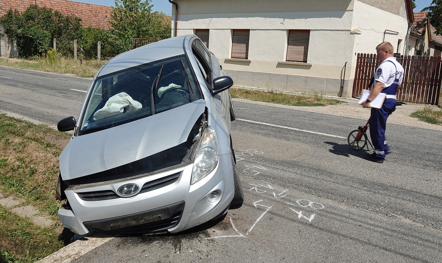 Árokba csapódott egy Hyundai Lukácsházán - zavartan viselkedett a sofőr