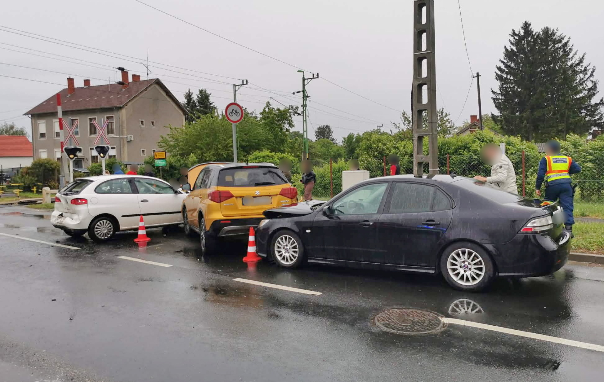 Nagy rombolást végzett egy Audi - a gázra lépett a fék helyett a sofőr