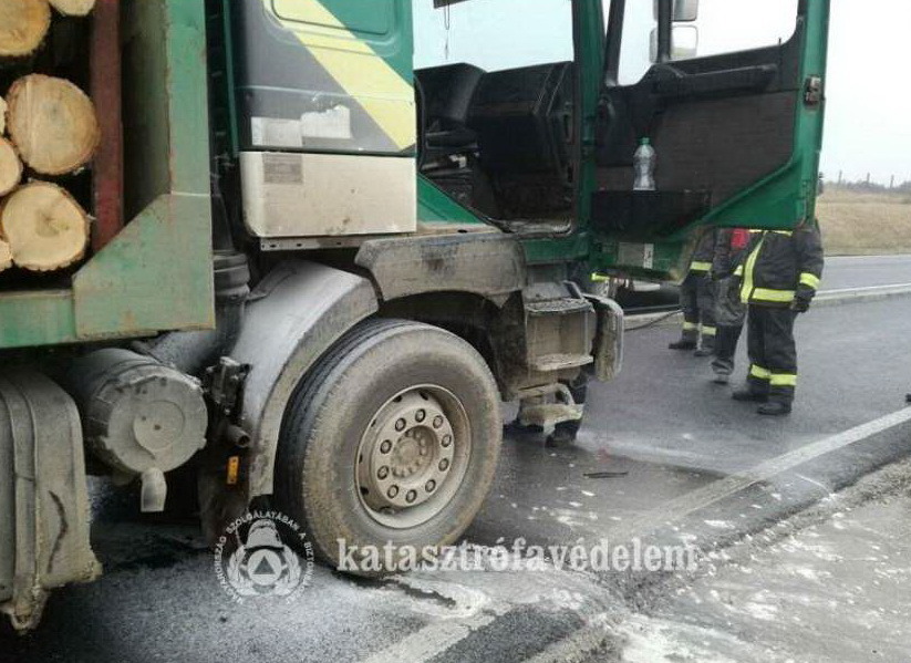 Teherautó motortere égett ki Sárvár mellett