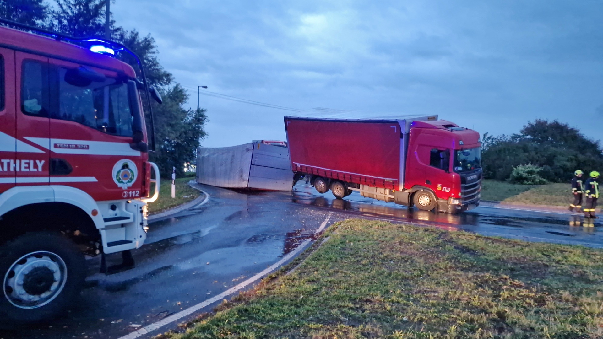 Felborult egy kamion pótkocsija a 86-os és 87-es utak közös szakaszán - gázolaj folyt a körforgalomba