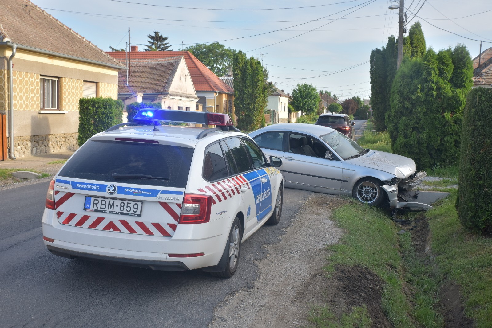 Ne hívj rendőrt, sokat ittam! - kérte a BMW sérült sofőrje, majd elmenekült a helyszínről