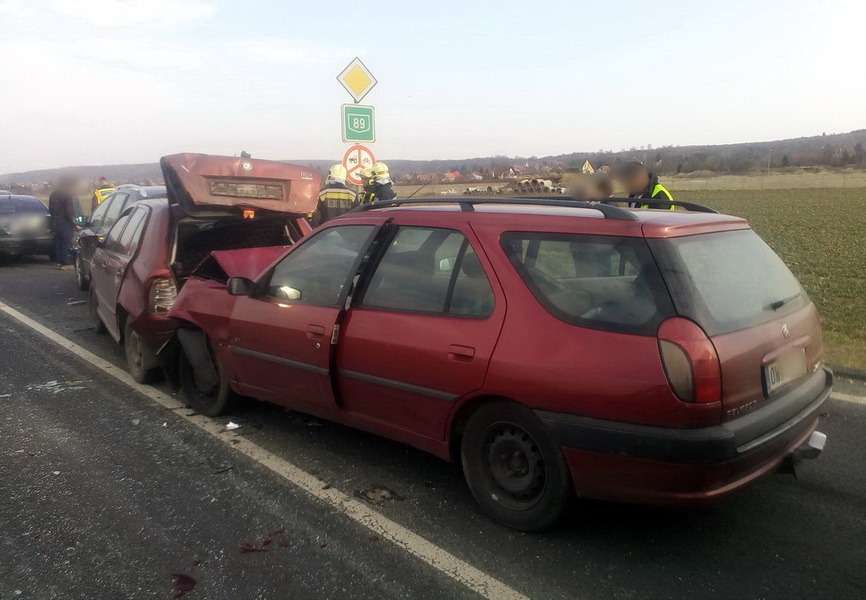 Osztrák sofőr autója tolt össze négy autót a 89-es főúton