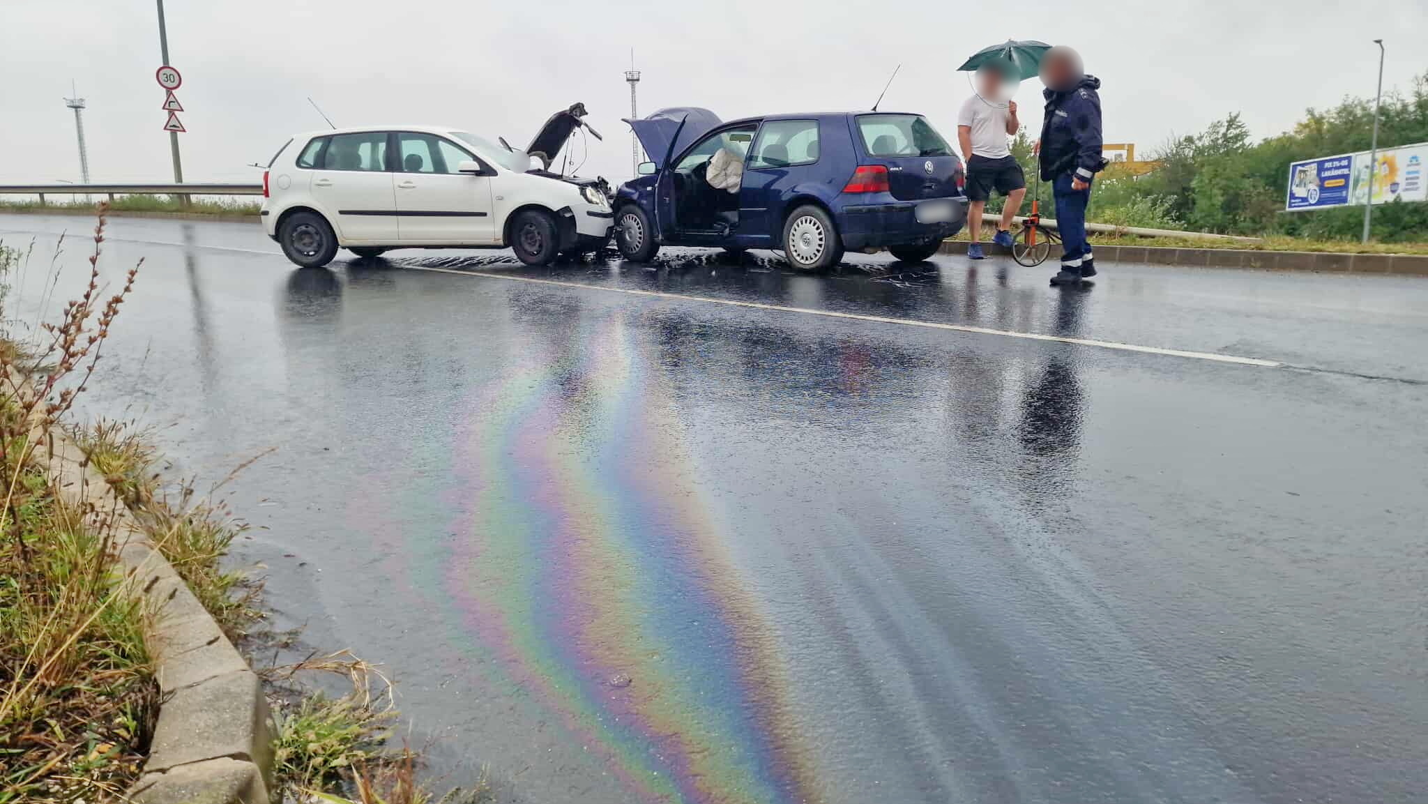 A felüljárón történt baleset részletei - két VW ütközött Szombathelyen
