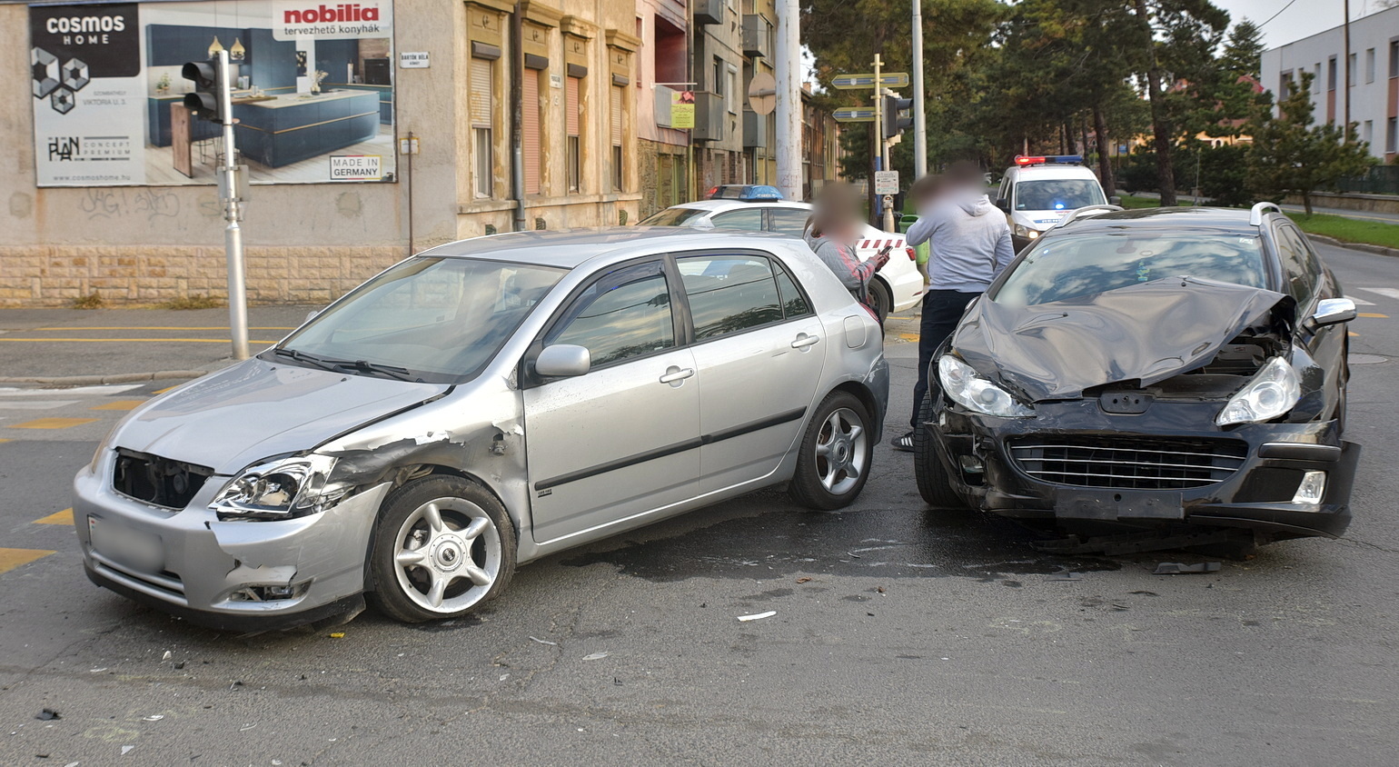 Újabb baleset a kórház sarkánál, Szombathelyen - Peugeot hajtott Toyota oldalába