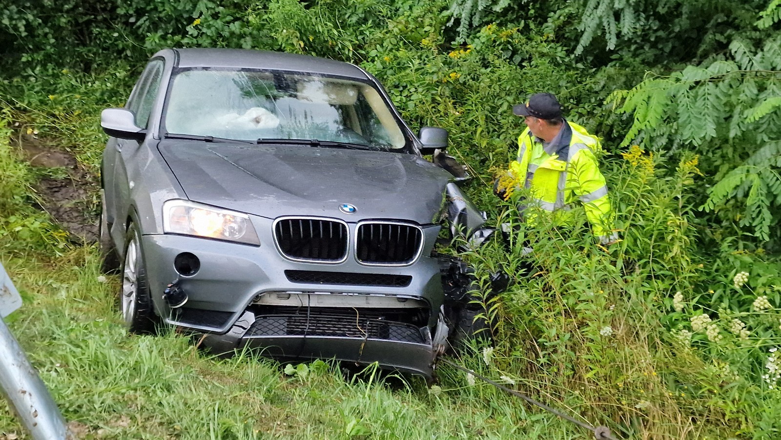 Kifogott az S-kanyar a sofőrön - BMW csapódott KIÁ-ba a 86-os főúton